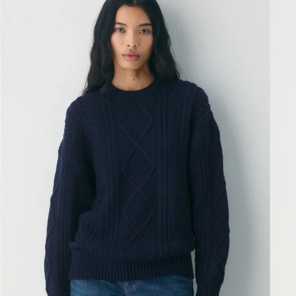 Aritizia Sweater - Picture 2 of 11